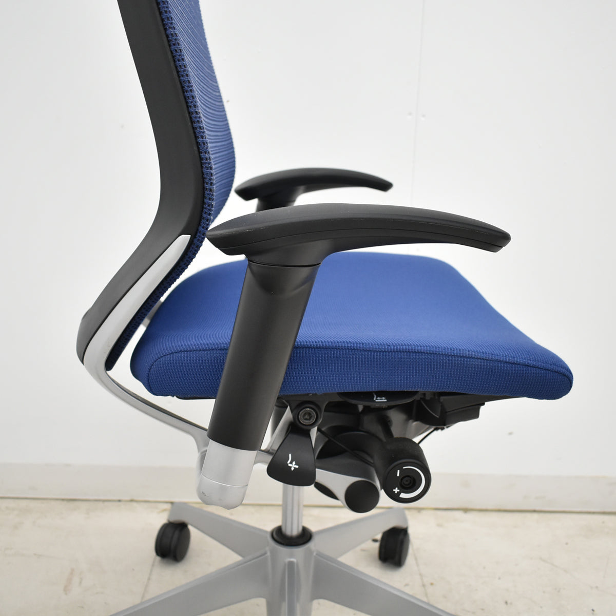 【中古】オカムラ　バロン　エクストラハイバック　可動肘　固定ヘッドレスト　シルバー脚　ミディアムブルー　2026051401【中古オフィス家具】