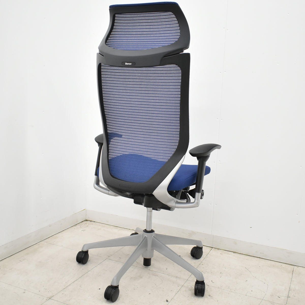 【中古】オカムラ　バロン　エクストラハイバック　可動肘　固定ヘッドレスト　シルバー脚　ミディアムブルー　2026051401【中古オフィス家具】