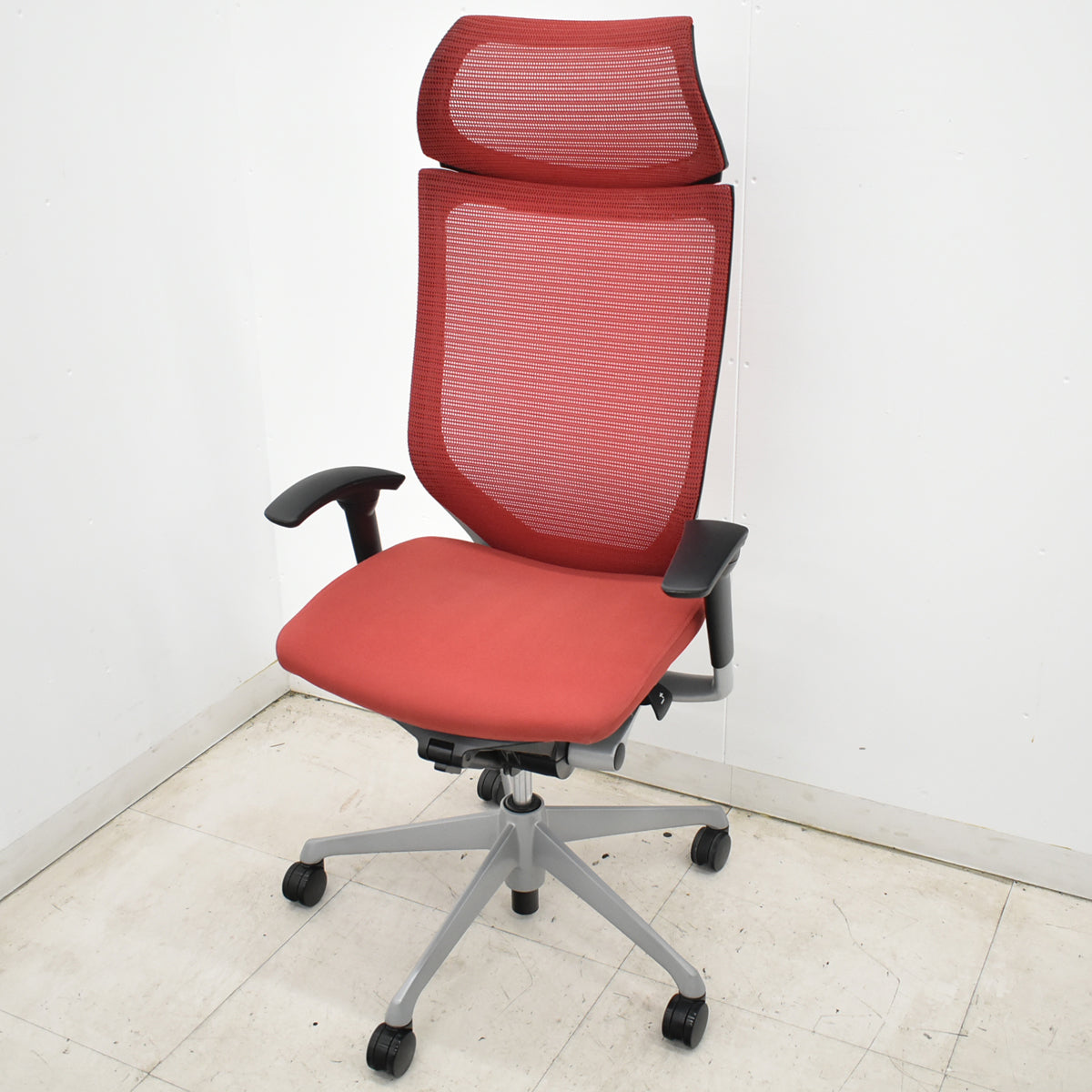 【中古】オカムラ　バロン　エクストラハイバック　可動肘　固定ヘッドレスト　シルバー脚　レッド　2026051402【中古オフィス家具】
