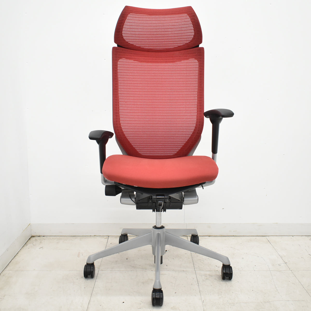 【中古】オカムラ　バロン　エクストラハイバック　可動肘　固定ヘッドレスト　シルバー脚　レッド　2026051402【中古オフィス家具】