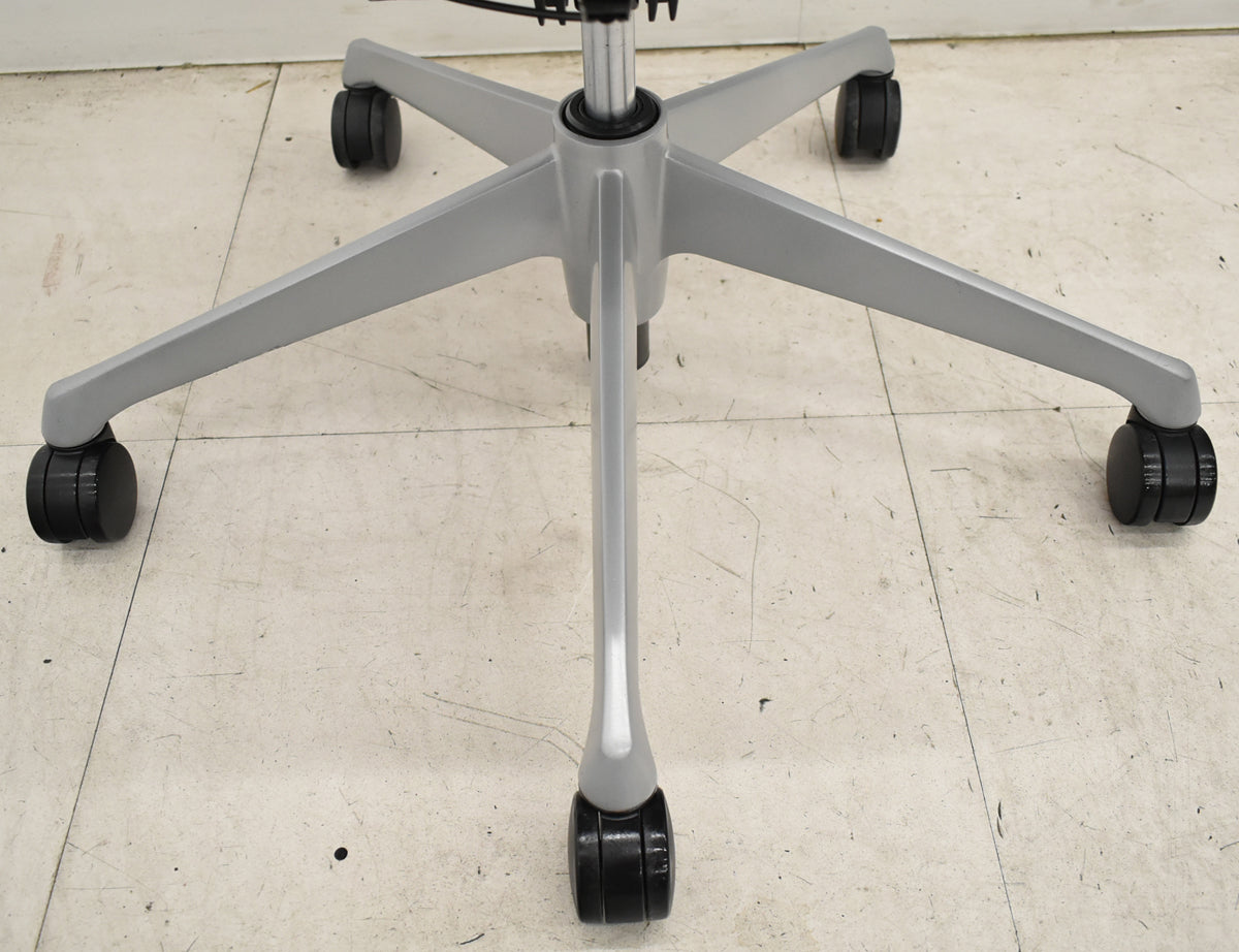 【中古】オカムラ　バロン　エクストラハイバック　可動肘　固定ヘッドレスト　シルバー脚　レッド　2026051402【中古オフィス家具】