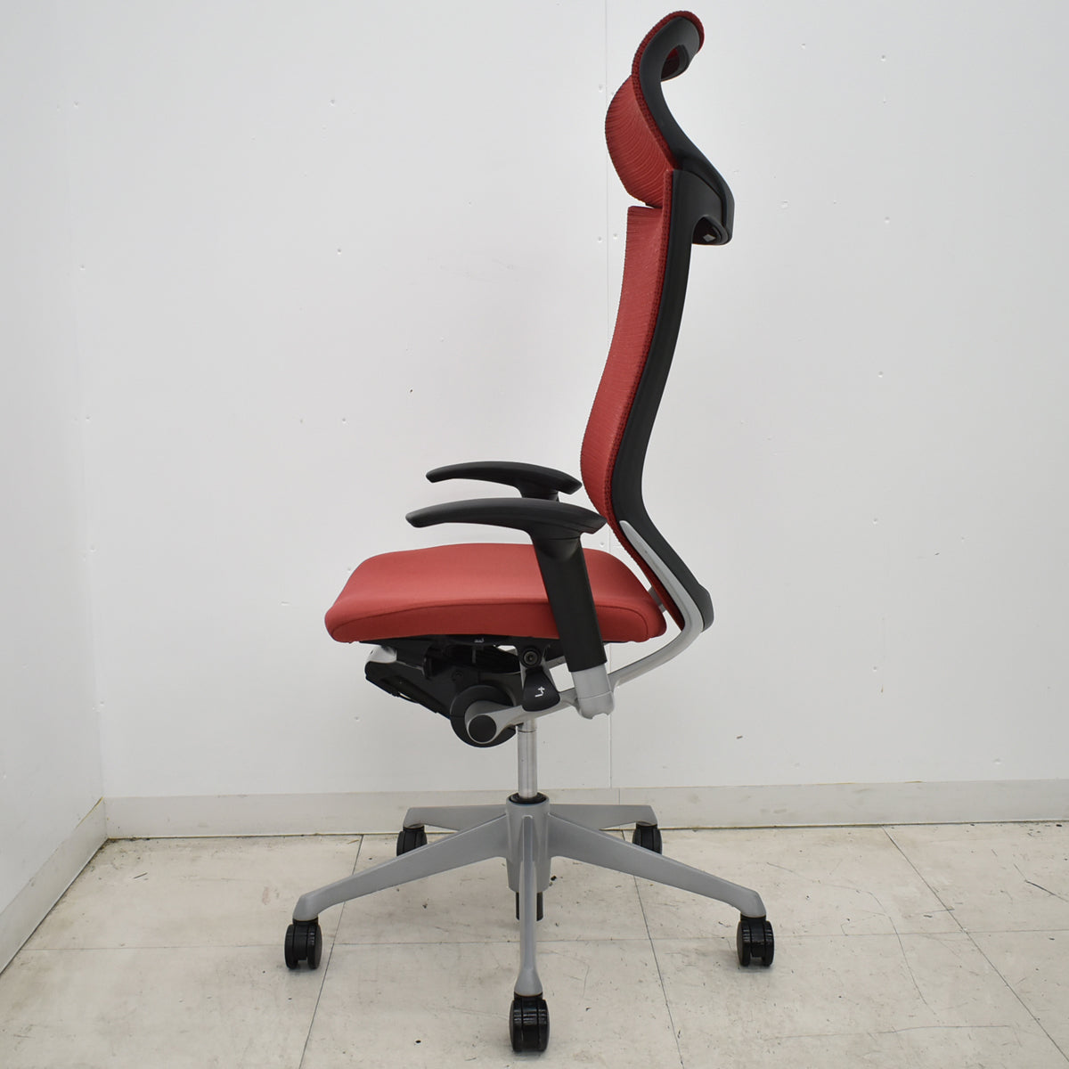 【中古】オカムラ　バロン　エクストラハイバック　可動肘　固定ヘッドレスト　シルバー脚　レッド　2026051402【中古オフィス家具】