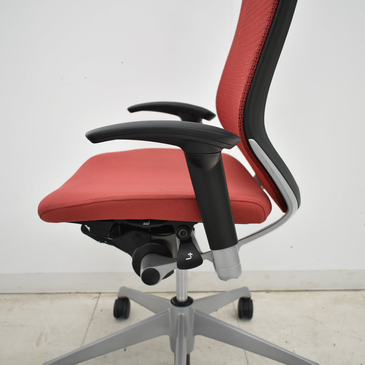 【中古】オカムラ　バロン　エクストラハイバック　可動肘　固定ヘッドレスト　シルバー脚　レッド　2026051402【中古オフィス家具】