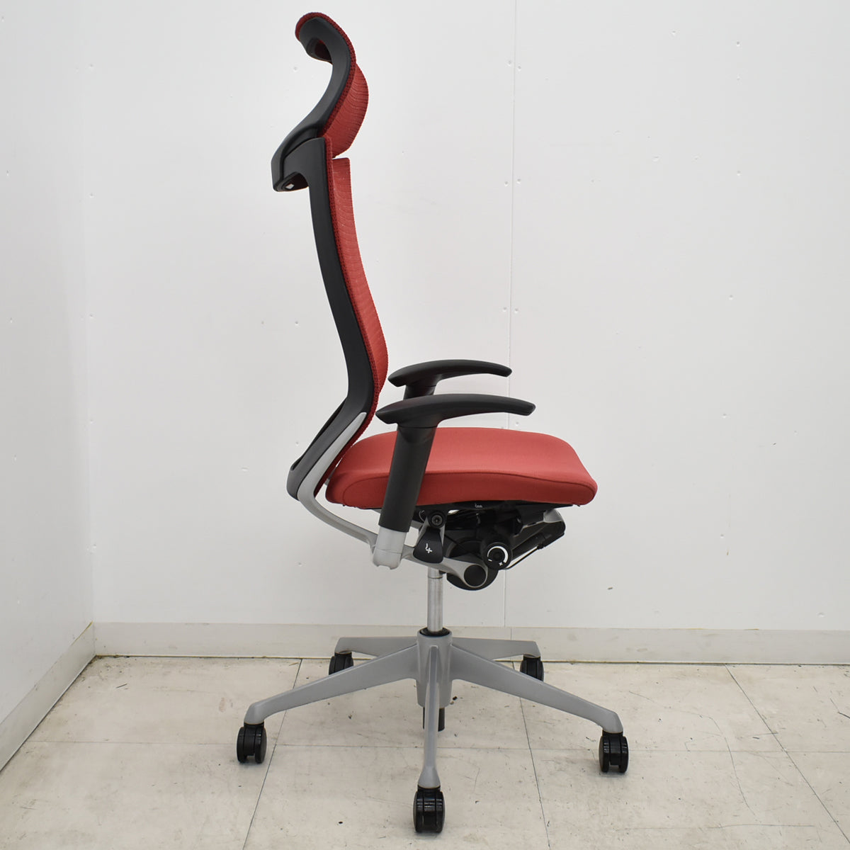 【中古】オカムラ　バロン　エクストラハイバック　可動肘　固定ヘッドレスト　シルバー脚　レッド　2026051402【中古オフィス家具】