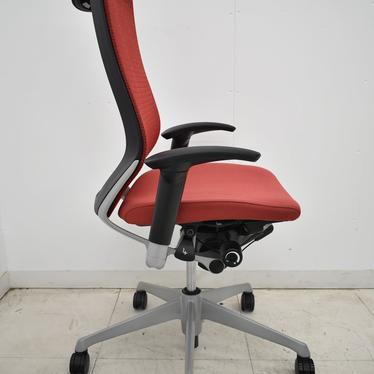 【中古】オカムラ　バロン　エクストラハイバック　可動肘　固定ヘッドレスト　シルバー脚　レッド　2026051402【中古オフィス家具】