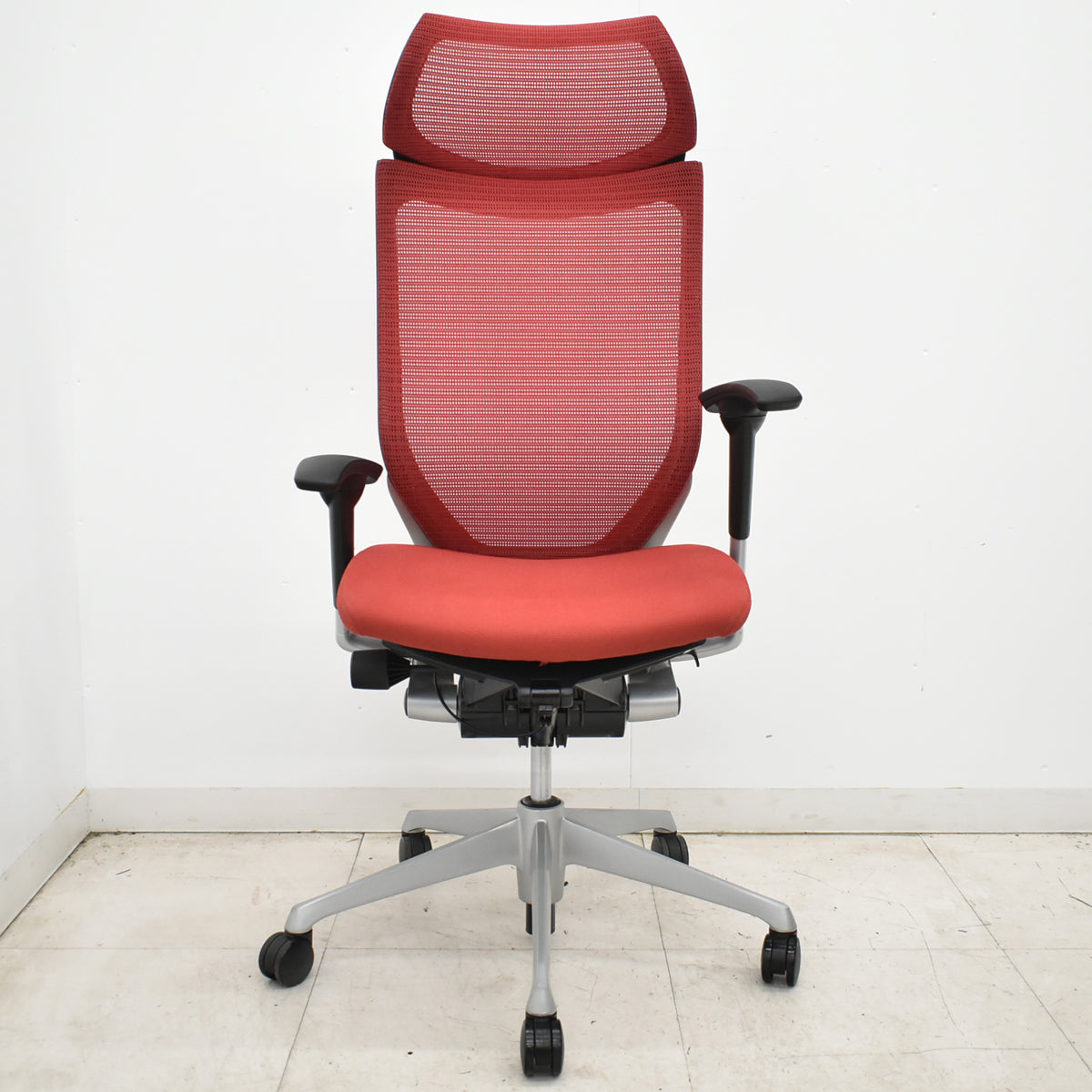 【中古】オカムラ　バロン　エクストラハイバック　可動肘　固定ヘッドレスト　シルバー脚　レッド　2026051403【中古オフィス家具】
