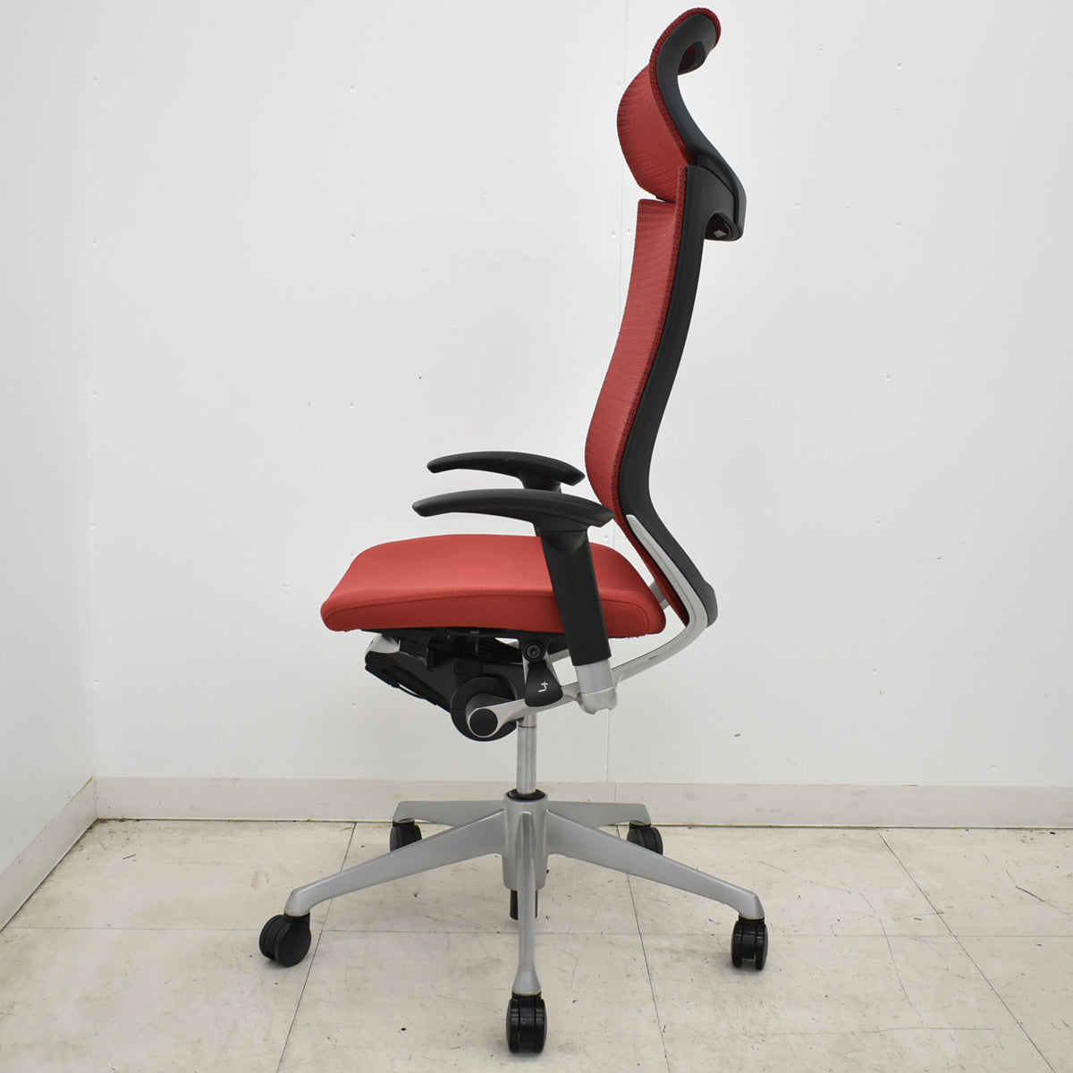 【中古】オカムラ　バロン　エクストラハイバック　可動肘　固定ヘッドレスト　シルバー脚　レッド　2026051403【中古オフィス家具】