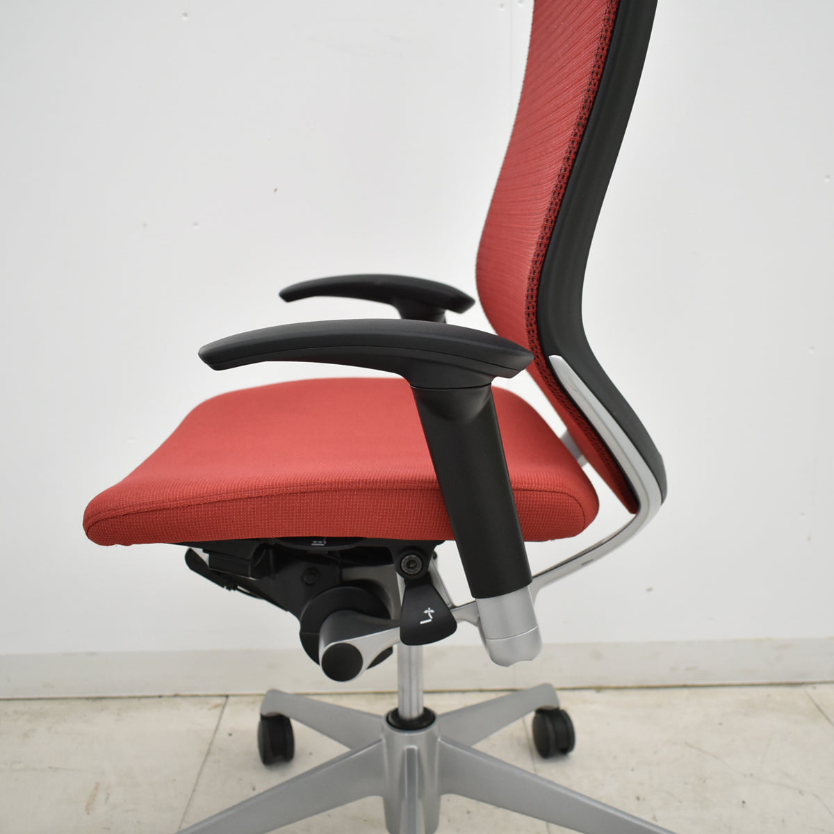 【中古】オカムラ　バロン　エクストラハイバック　可動肘　固定ヘッドレスト　シルバー脚　レッド　2026051403【中古オフィス家具】