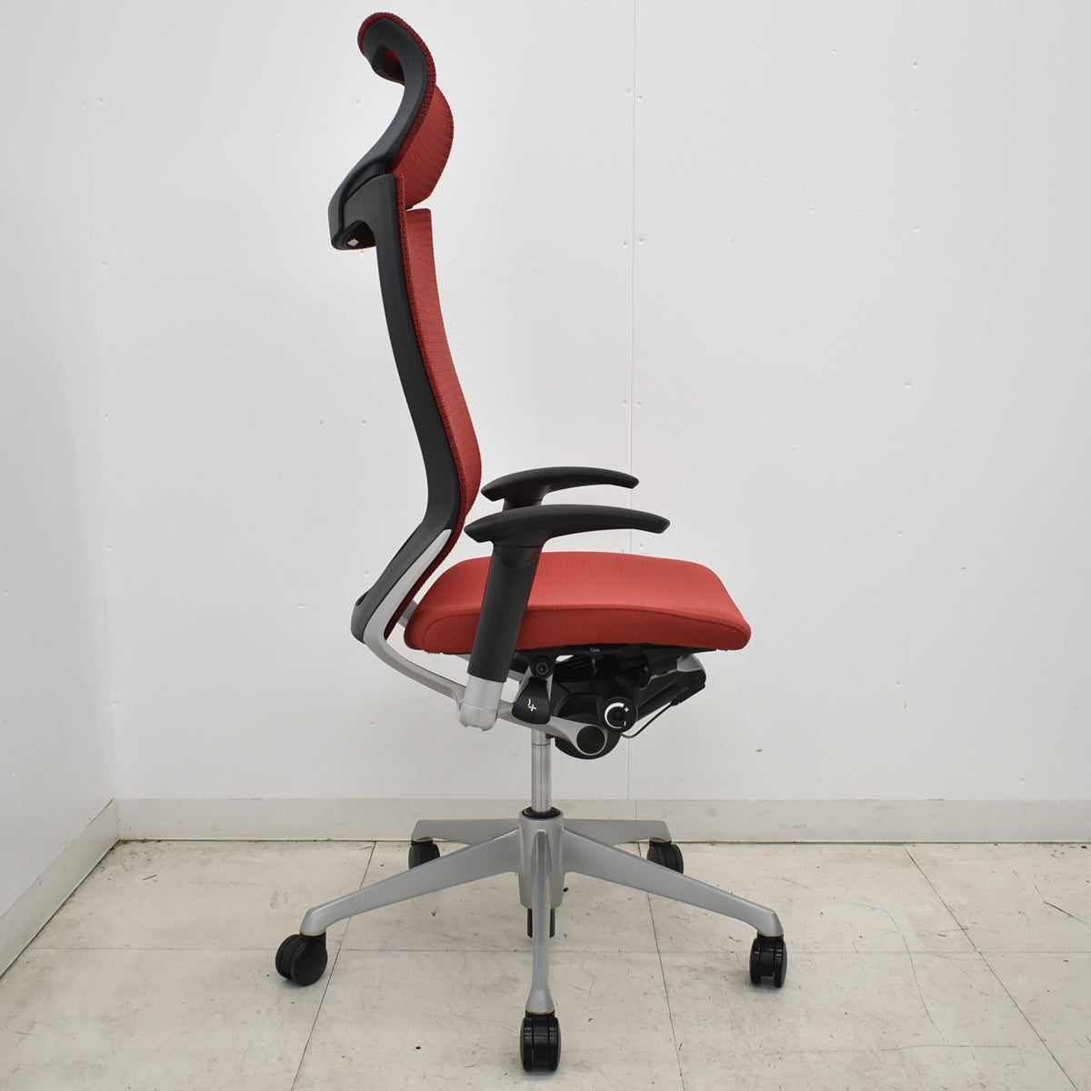 【中古】オカムラ　バロン　エクストラハイバック　可動肘　固定ヘッドレスト　シルバー脚　レッド　2026051403【中古オフィス家具】