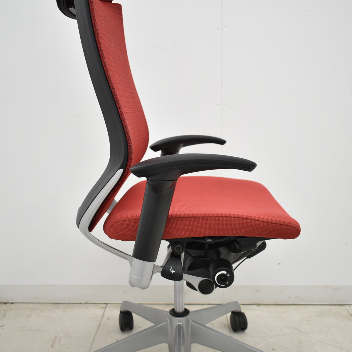 【中古】オカムラ　バロン　エクストラハイバック　可動肘　固定ヘッドレスト　シルバー脚　レッド　2026051403【中古オフィス家具】