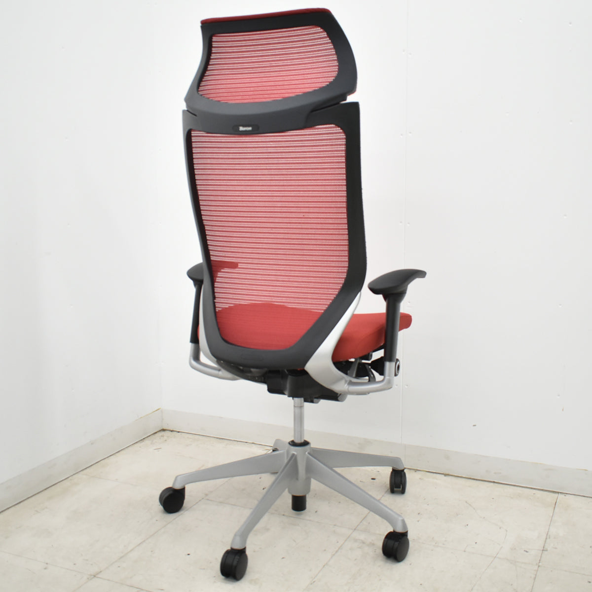 【中古】オカムラ　バロン　エクストラハイバック　可動肘　固定ヘッドレスト　シルバー脚　レッド　2026051403【中古オフィス家具】