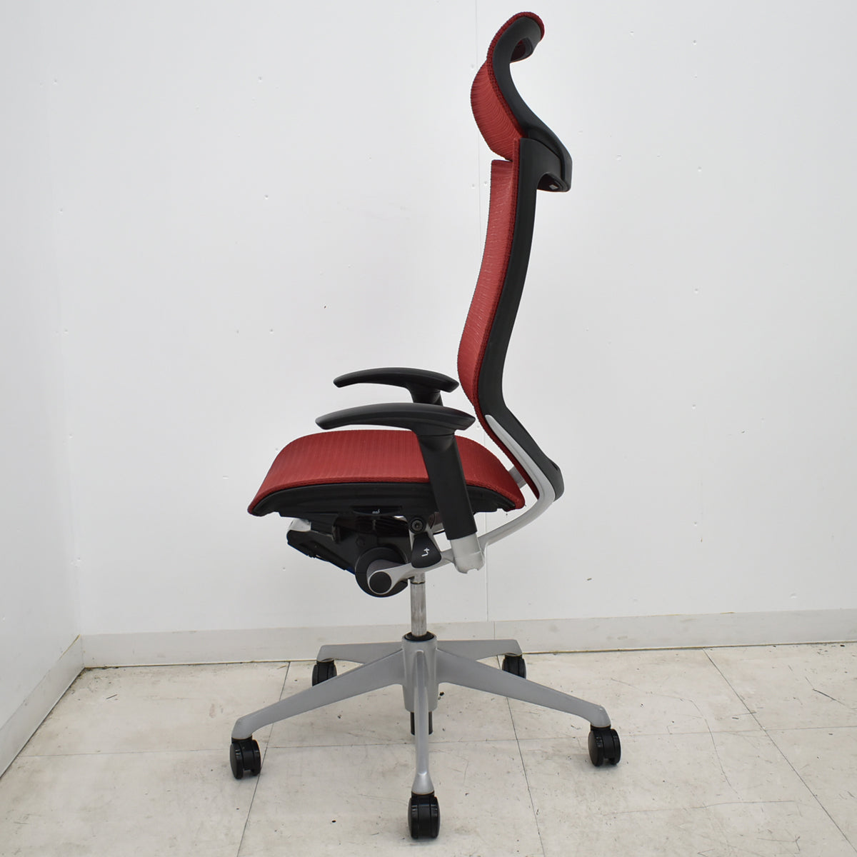 【中古】オカムラ　バロン　エクストラハイバック　可動肘　固定ヘッドレスト　シルバー脚　レッド　2026051404【中古オフィス家具】
