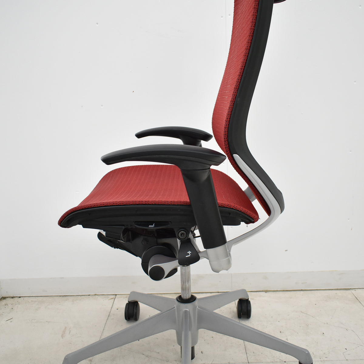 【中古】オカムラ　バロン　エクストラハイバック　可動肘　固定ヘッドレスト　シルバー脚　レッド　2026051404【中古オフィス家具】