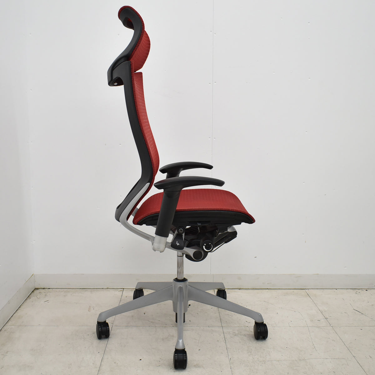 【中古】オカムラ　バロン　エクストラハイバック　可動肘　固定ヘッドレスト　シルバー脚　レッド　2026051404【中古オフィス家具】