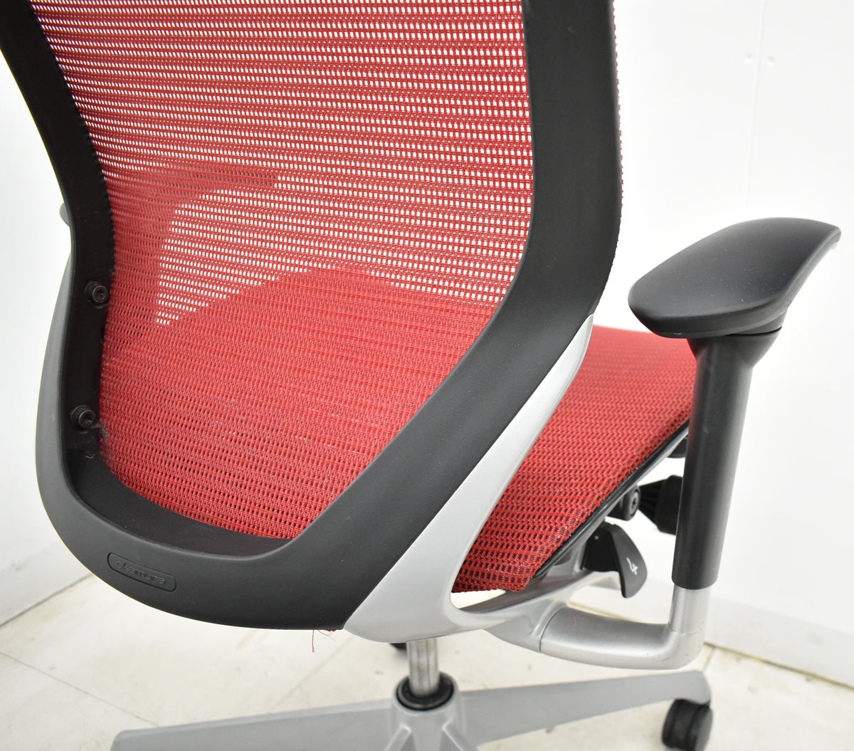 【中古】オカムラ　バロン　エクストラハイバック　可動肘　固定ヘッドレスト　シルバー脚　レッド　2026051404【中古オフィス家具】
