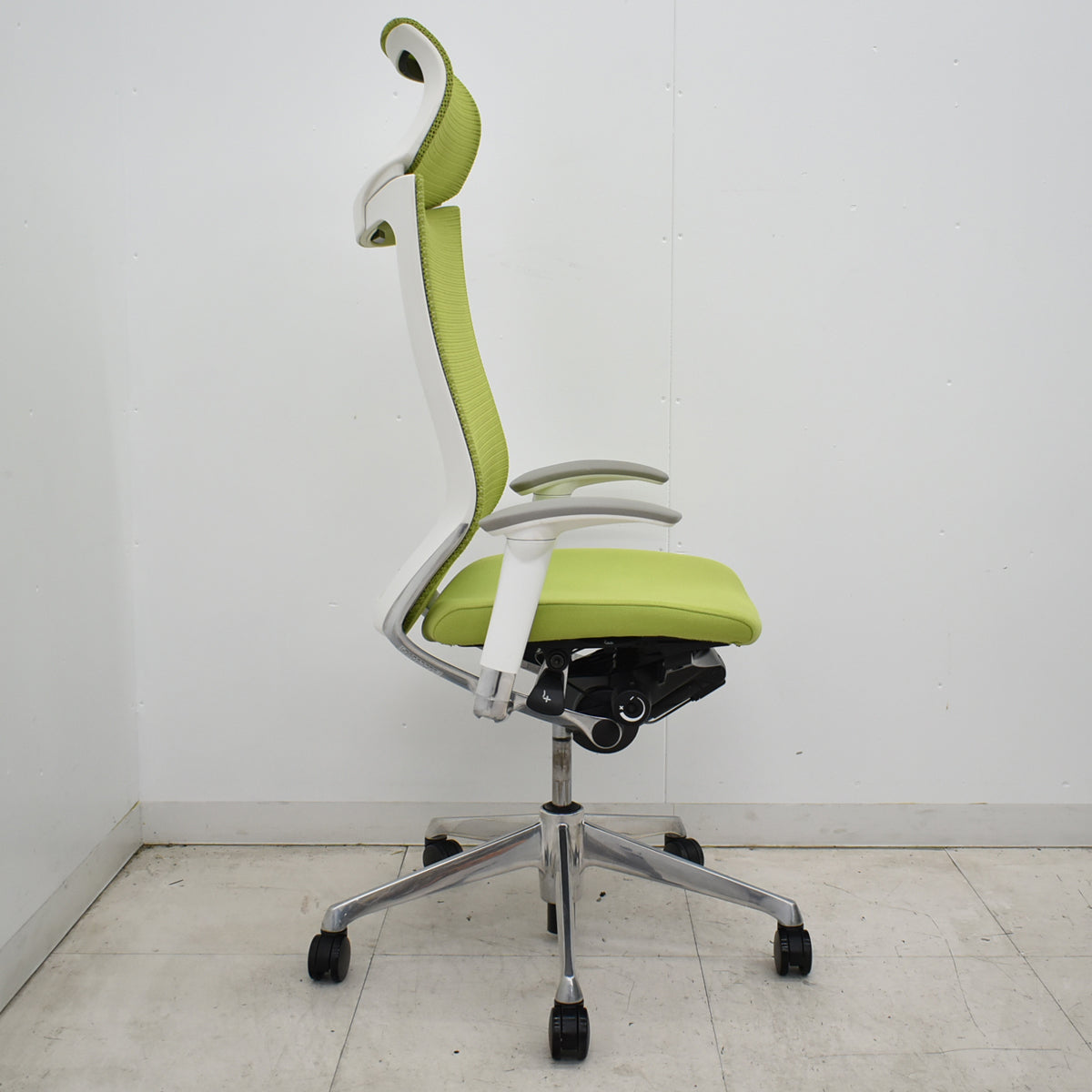 【中古】オカムラ　バロン　エクストラハイバック　ホワイトボディ　可動肘　固定ヘッドレスト　ポリッシュ脚　ライムグリーン　2026051405【中古オフィス家具】