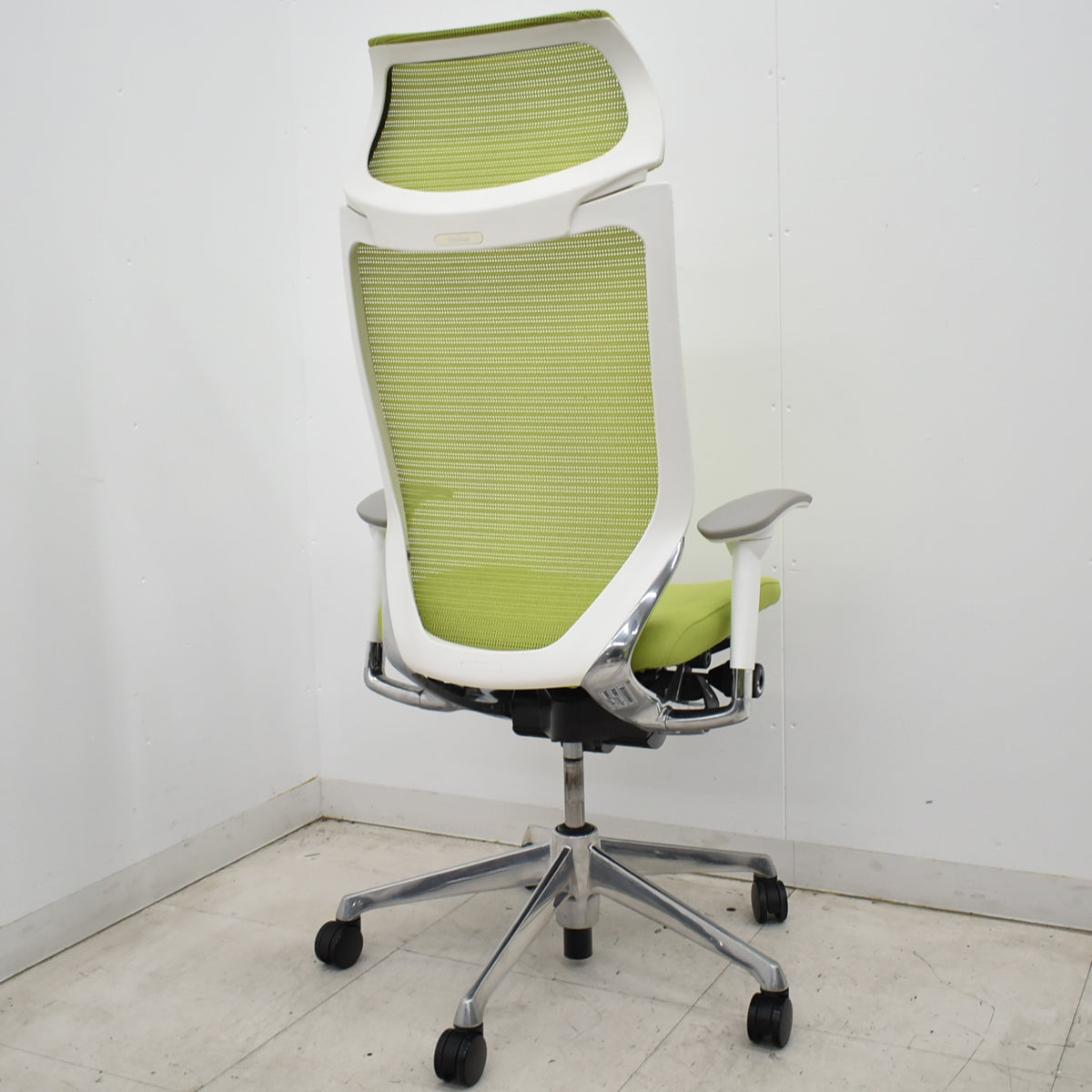 【中古】オカムラ　バロン　エクストラハイバック　ホワイトボディ　可動肘　固定ヘッドレスト　ポリッシュ脚　ライムグリーン　2026051405【中古オフィス家具】