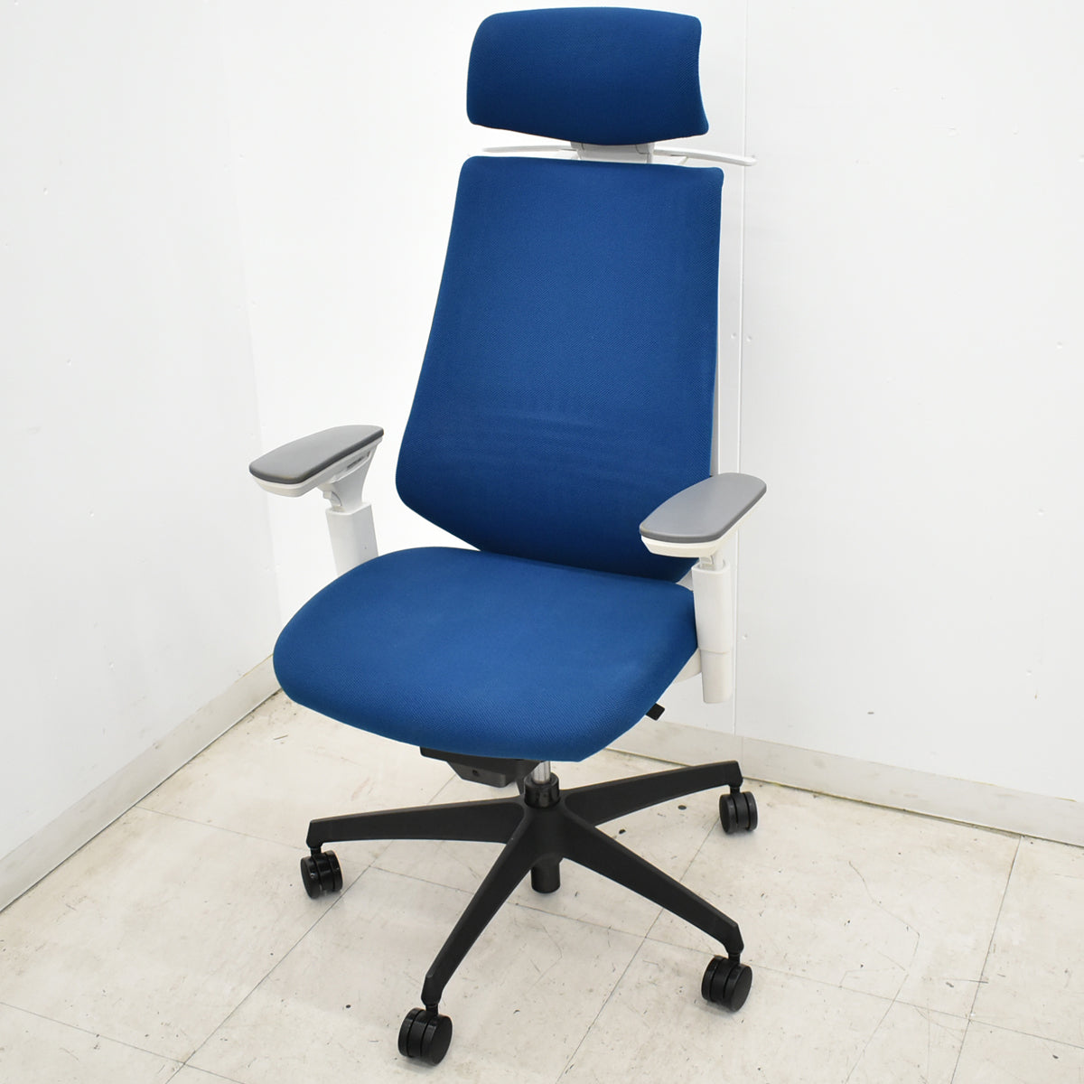 【中古】コクヨ　デュオラ　エクストラハイバック　可動ヘッドレスト　可動肘（クランクスライドアーム）ハンガー　ネイビー　2026051501【中古オフィス家具】