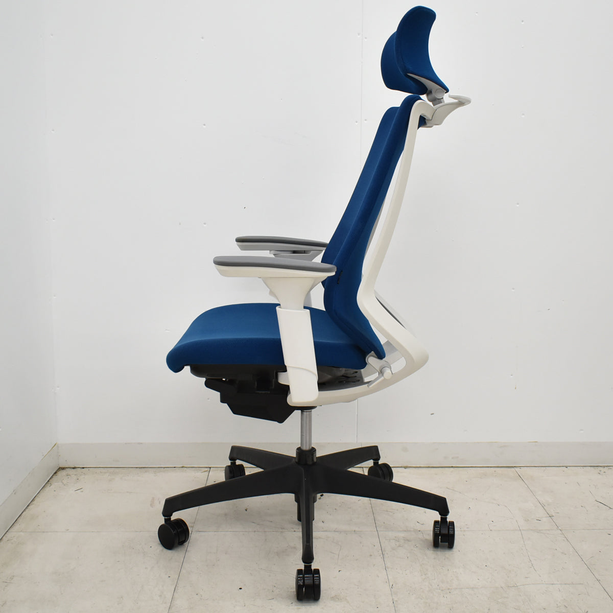 【中古】コクヨ　デュオラ　エクストラハイバック　可動ヘッドレスト　可動肘（クランクスライドアーム）ハンガー　ネイビー　2026051501【中古オフィス家具】