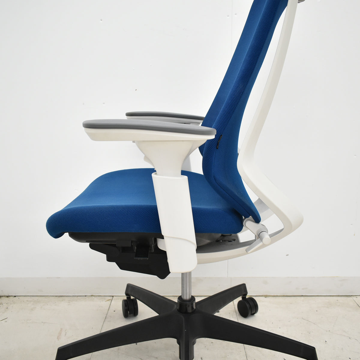 【中古】コクヨ　デュオラ　エクストラハイバック　可動ヘッドレスト　可動肘（クランクスライドアーム）ハンガー　ネイビー　2026051501【中古オフィス家具】