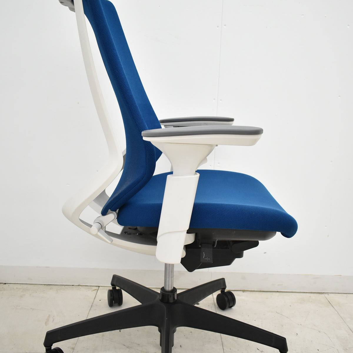 【中古】コクヨ　デュオラ　エクストラハイバック　可動ヘッドレスト　可動肘（クランクスライドアーム）ハンガー　ネイビー　2026051501【中古オフィス家具】
