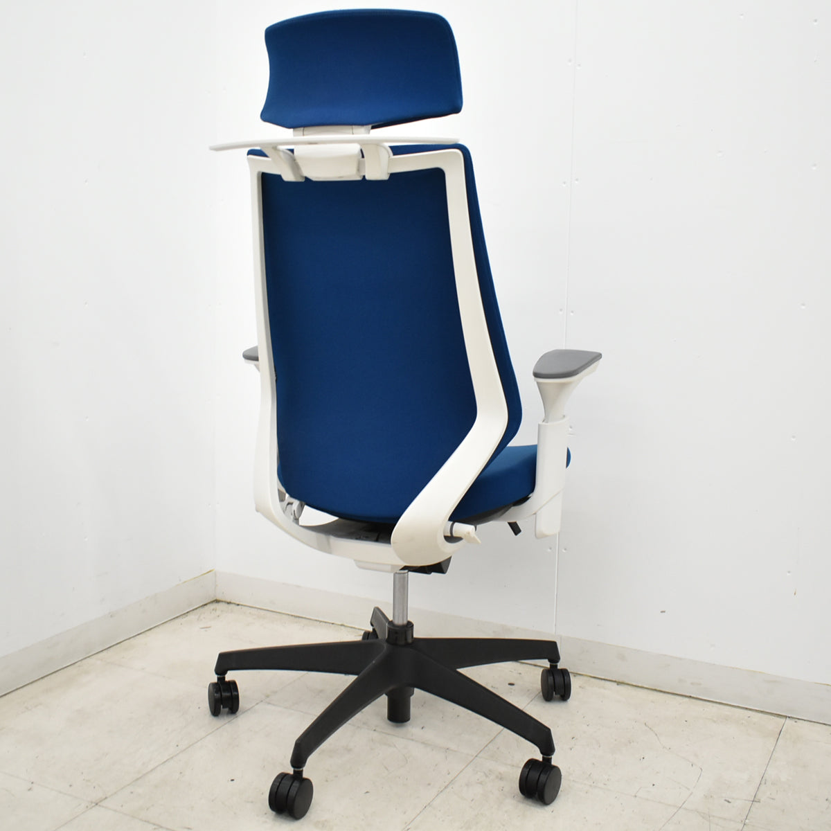 【中古】コクヨ　デュオラ　エクストラハイバック　可動ヘッドレスト　可動肘（クランクスライドアーム）ハンガー　ネイビー　2026051501【中古オフィス家具】