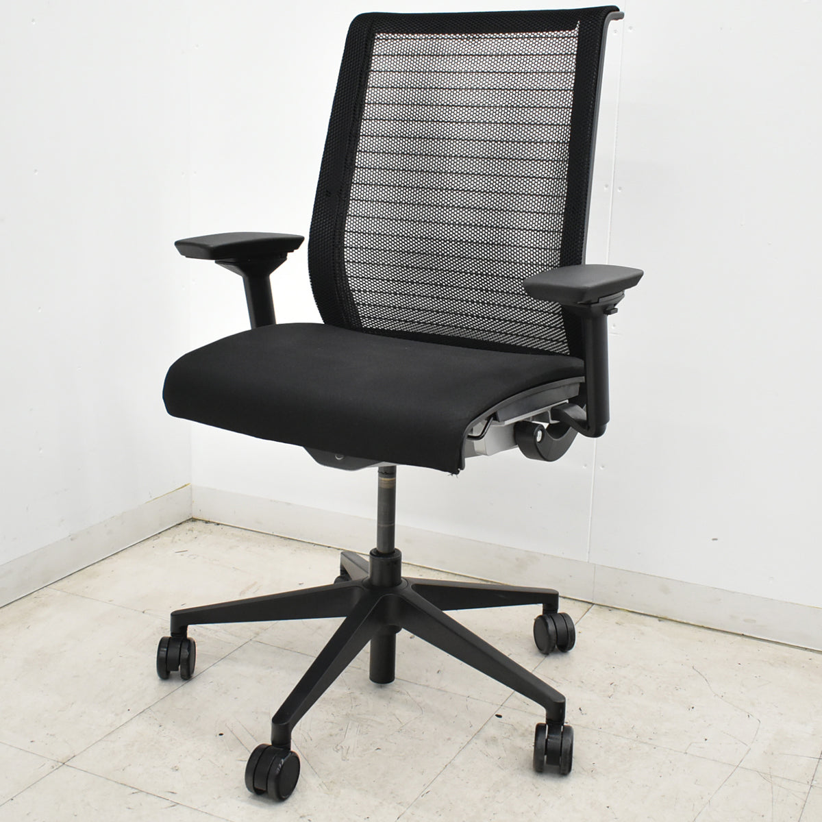 【中古】スチールケース　シンク　可動肘　ブラック　2026052001【中古オフィス家具】