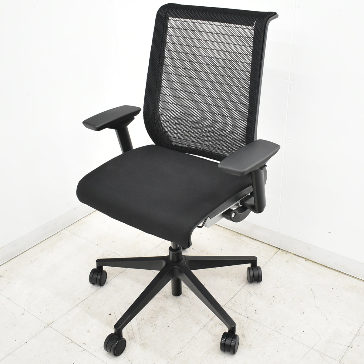 【中古】スチールケース　シンク　可動肘　ブラック　2026052001【中古オフィス家具】