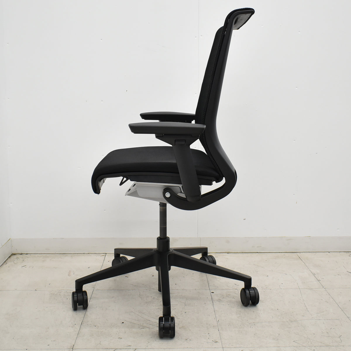 【中古】スチールケース　シンク　可動肘　ブラック　2026052001【中古オフィス家具】