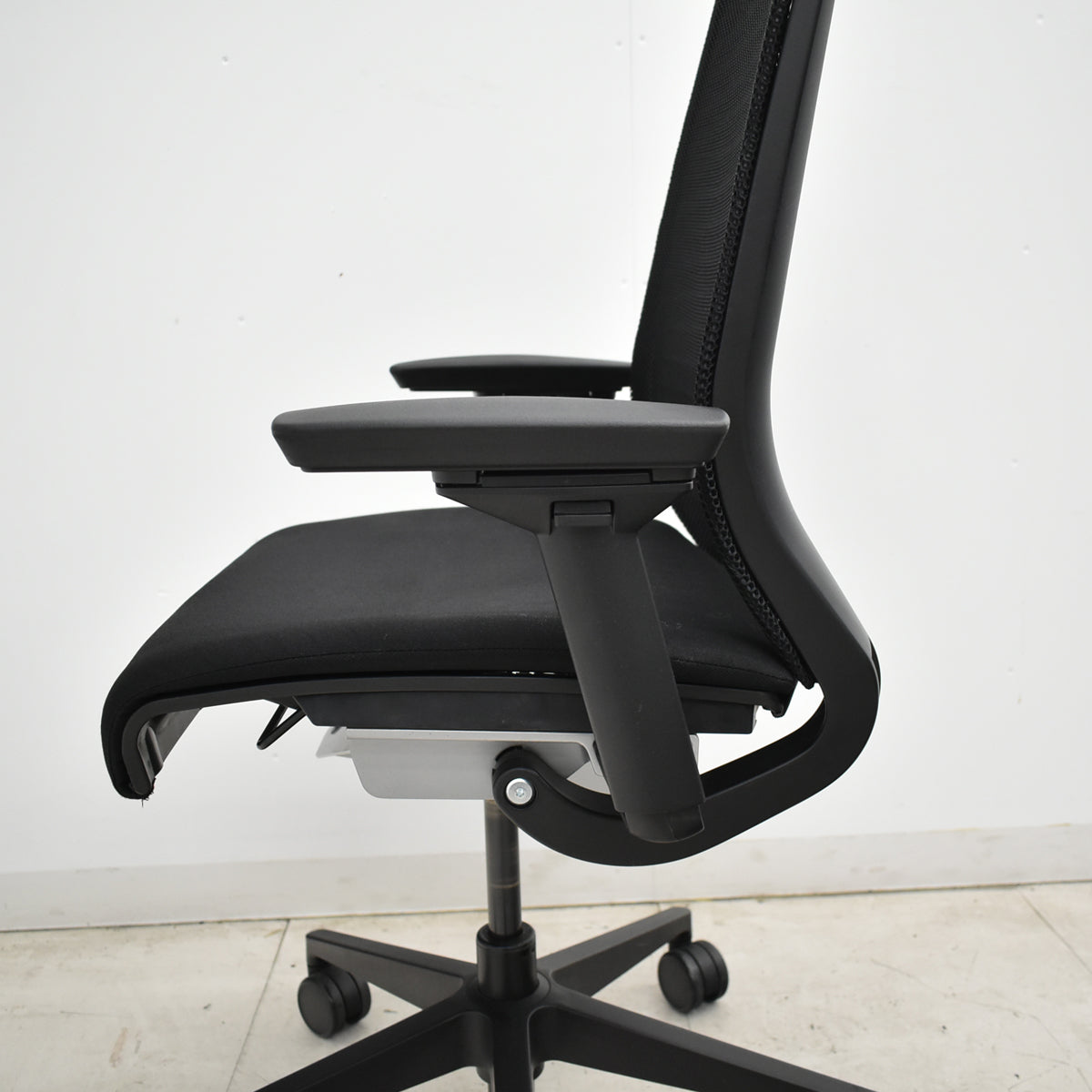 【中古】スチールケース　シンク　可動肘　ブラック　2026052001【中古オフィス家具】