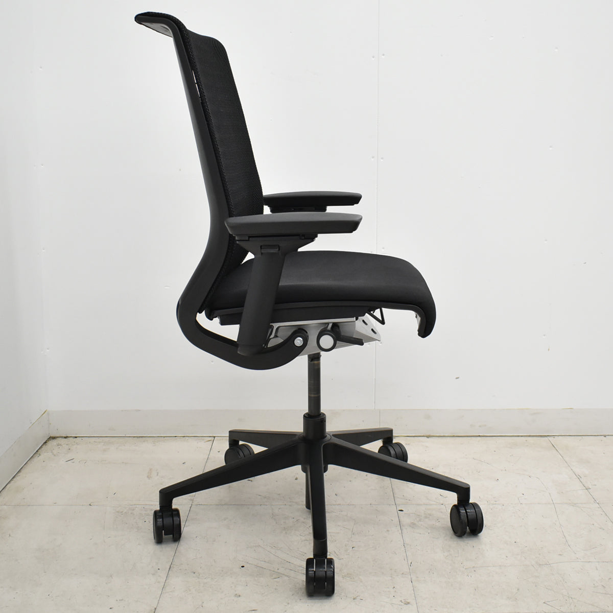【中古】スチールケース　シンク　可動肘　ブラック　2026052001【中古オフィス家具】