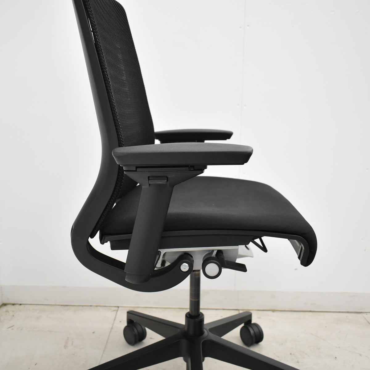 【中古】スチールケース　シンク　可動肘　ブラック　2026052001【中古オフィス家具】