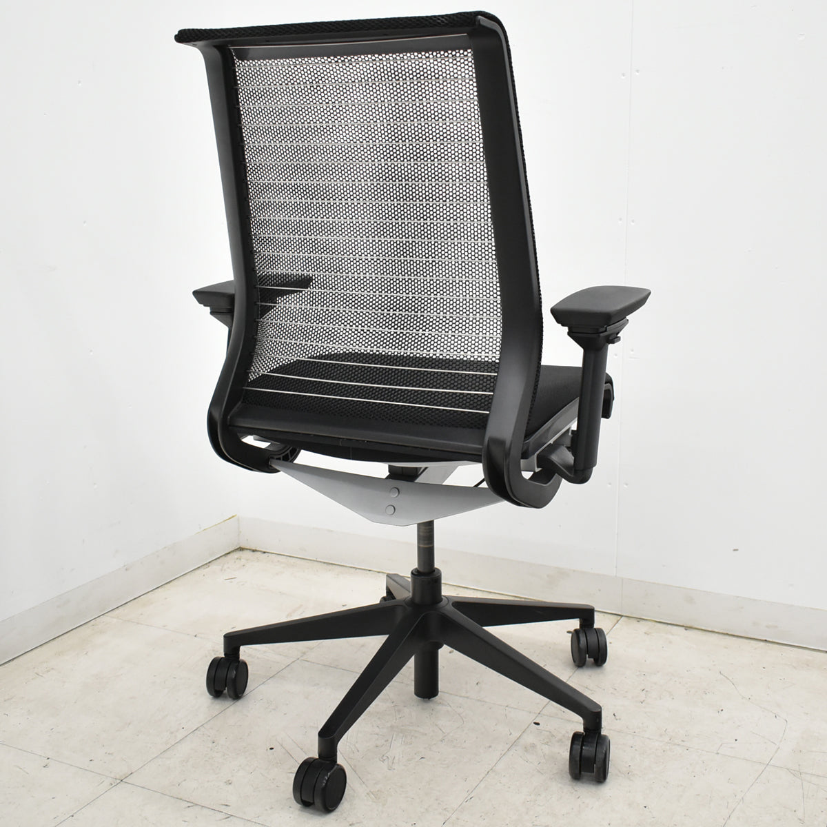 【中古】スチールケース　シンク　可動肘　ブラック　2026052001【中古オフィス家具】