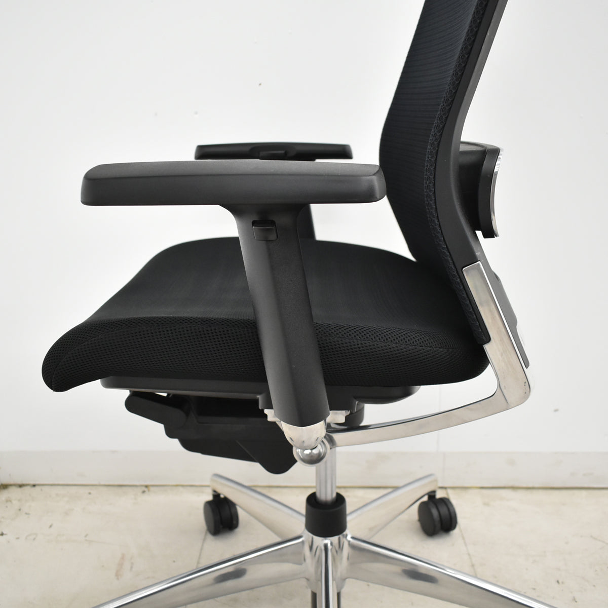 【中古】コクヨ　エアフォート　可動肘　エアランバーサポート　ポリッシュ　ブラック　2026052004【中古オフィス家具】