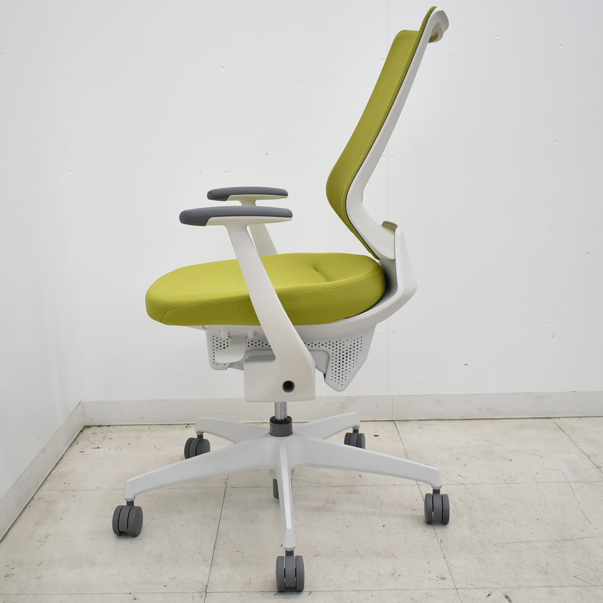 【中古】コクヨ　イング　固定肘　バーチカルタイプ　オリーブイエロー　2026052101【中古オフィス家具】