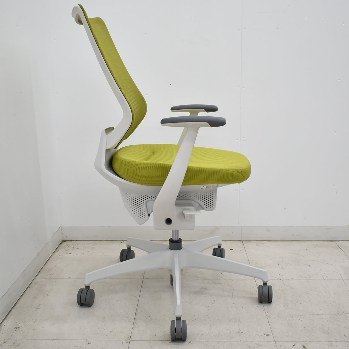 【中古】コクヨ　イング　固定肘　バーチカルタイプ　オリーブイエロー　2026052101【中古オフィス家具】