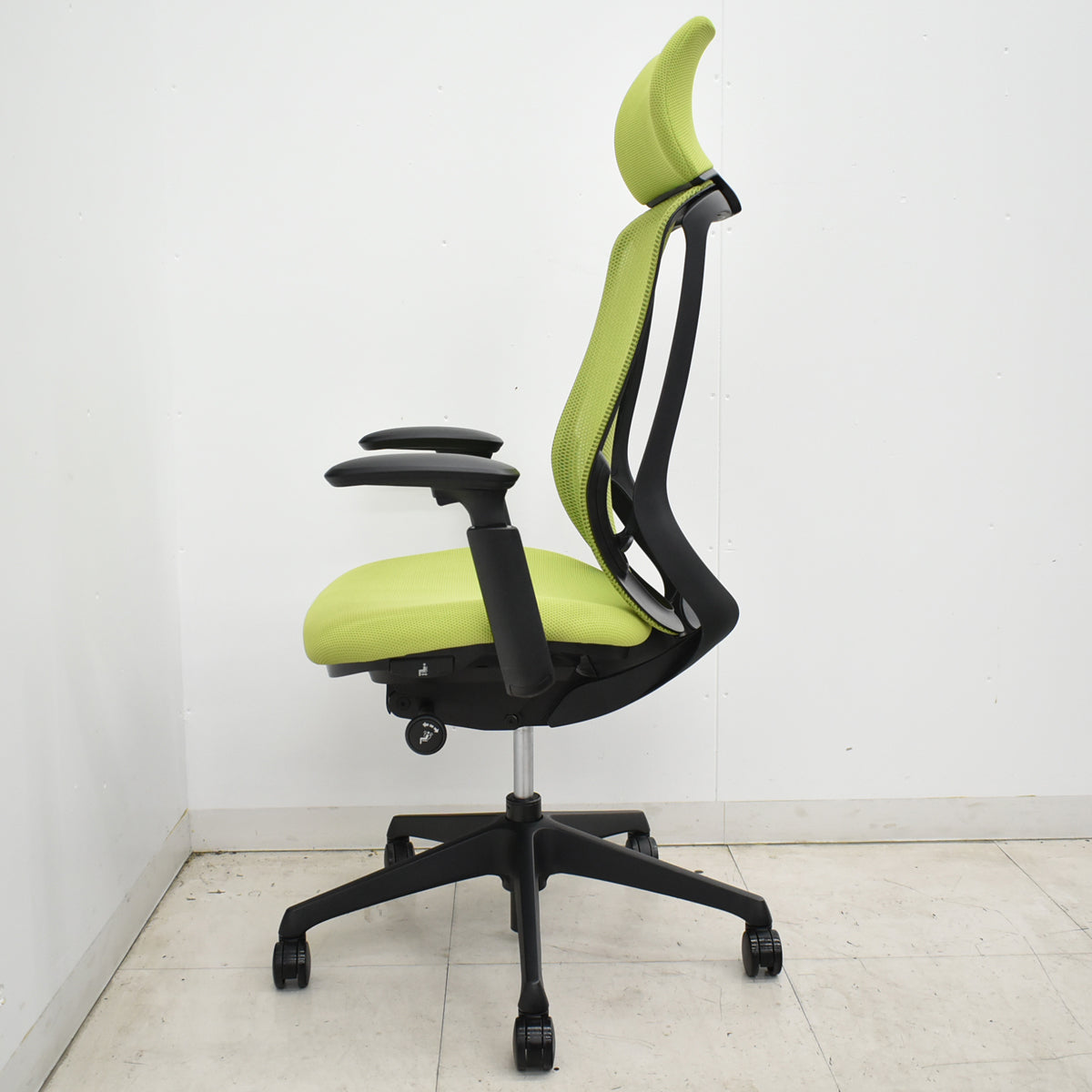 【中古】オカムラ　シルフィー　エクストラハイバック　ヘッドレスト　可動肘　前傾機能　バックカーブアジャスト　ライムグリーン　2026052102【中古オフィス家具】