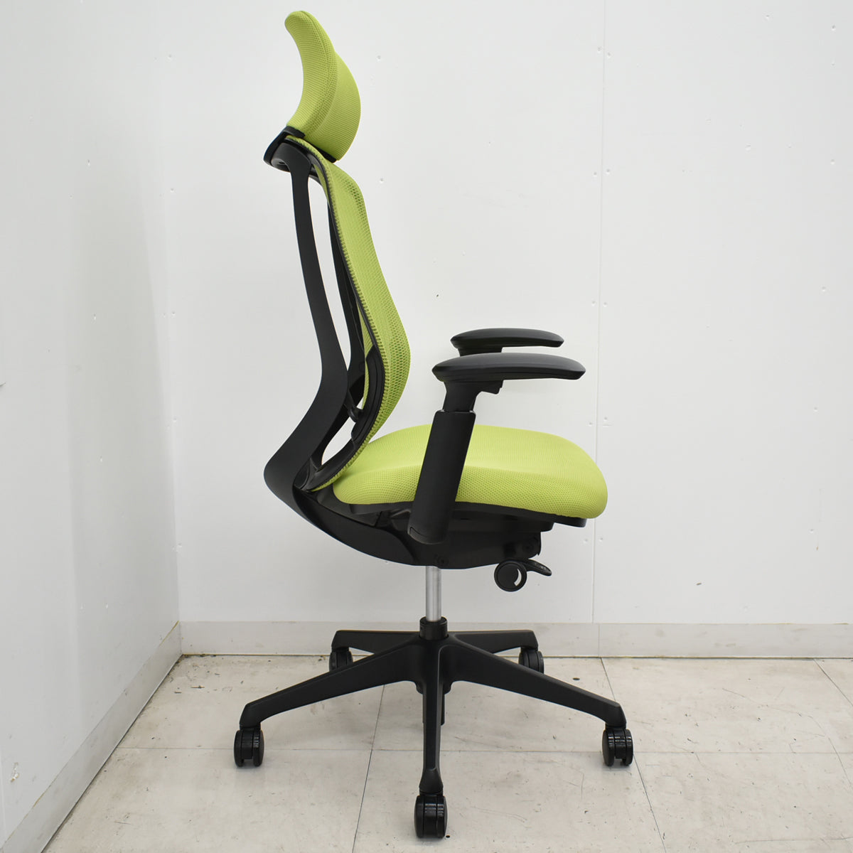 【中古】オカムラ　シルフィー　エクストラハイバック　ヘッドレスト　可動肘　前傾機能　バックカーブアジャスト　ライムグリーン　2026052102【中古オフィス家具】