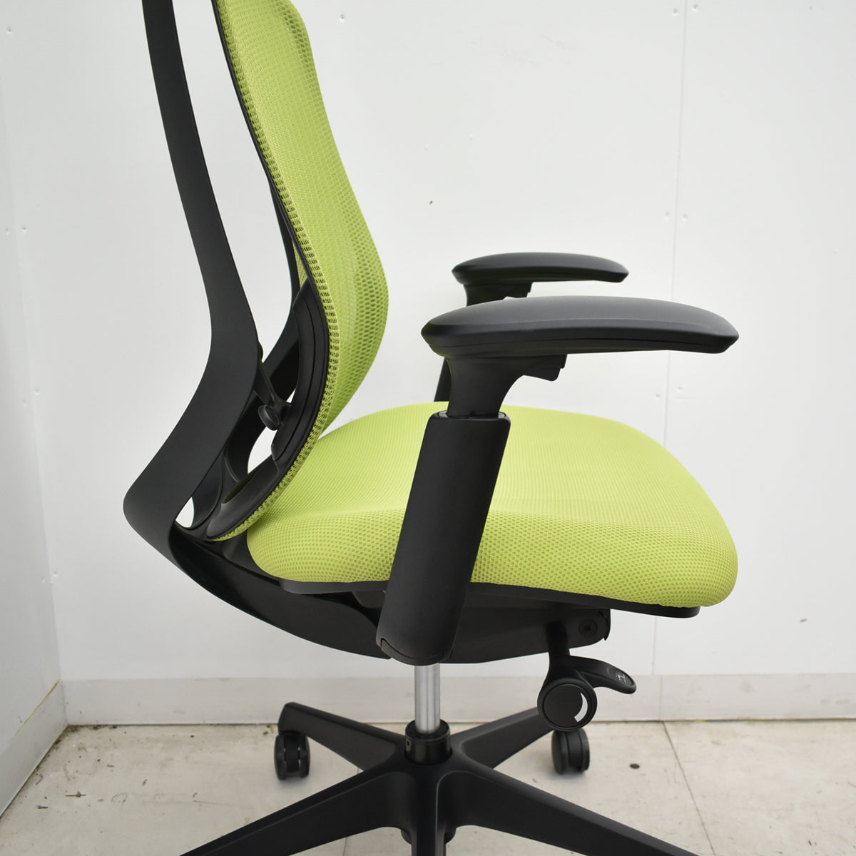 【中古】オカムラ　シルフィー　エクストラハイバック　ヘッドレスト　可動肘　前傾機能　バックカーブアジャスト　ライムグリーン　2026052102【中古オフィス家具】