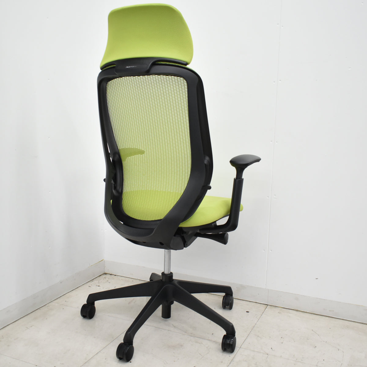 【中古】オカムラ　シルフィー　エクストラハイバック　ヘッドレスト　可動肘　前傾機能　バックカーブアジャスト　ライムグリーン　2026052102【中古オフィス家具】