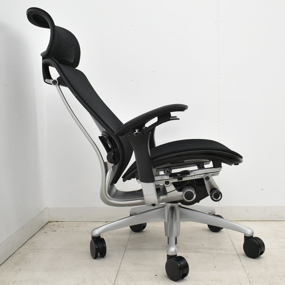 【中古】オカムラ　コンテッサ　エクストラハイバック　大型ヘッドレスト　可動肘　ランバーサポート　肘パッド新品　ブラック　2026052201【中古オフィス家具】