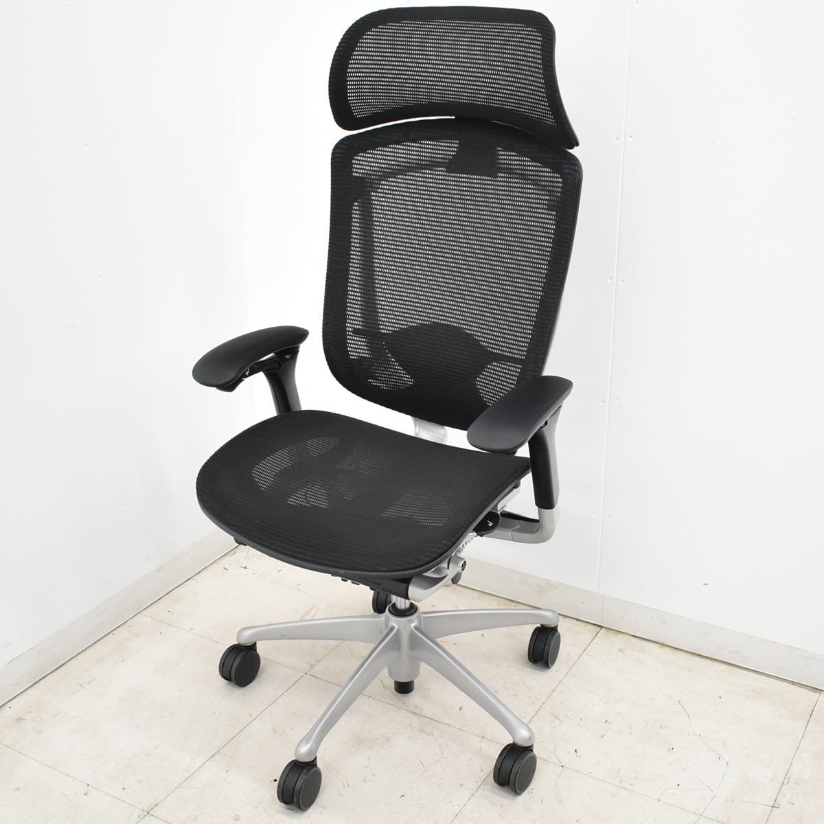 【中古】オカムラ　コンテッサ　エクストラハイバック　大型ヘッドレスト　可動肘　ランバーサポート　肘パッド新品　ブラック　2026052201【中古オフィス家具】