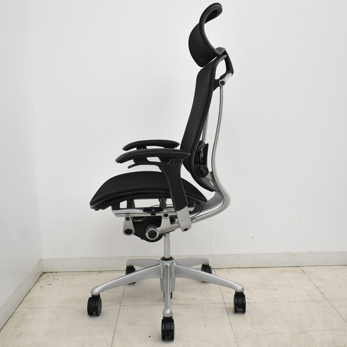 【中古】オカムラ　コンテッサ　エクストラハイバック　大型ヘッドレスト　可動肘　ランバーサポート　肘パッド新品　ブラック　2026052201【中古オフィス家具】
