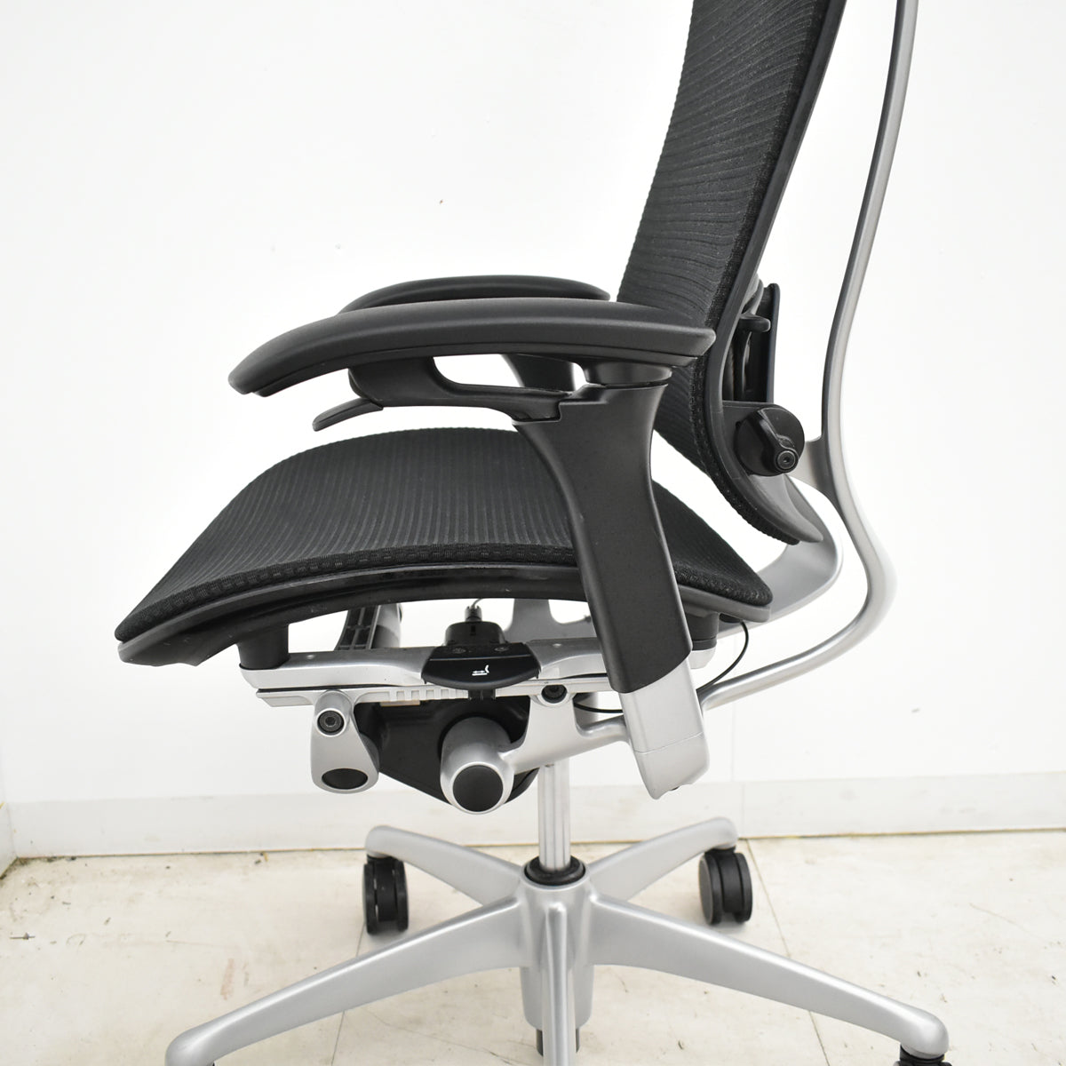 【中古】オカムラ　コンテッサ　エクストラハイバック　大型ヘッドレスト　可動肘　ランバーサポート　肘パッド新品　ブラック　2026052201【中古オフィス家具】