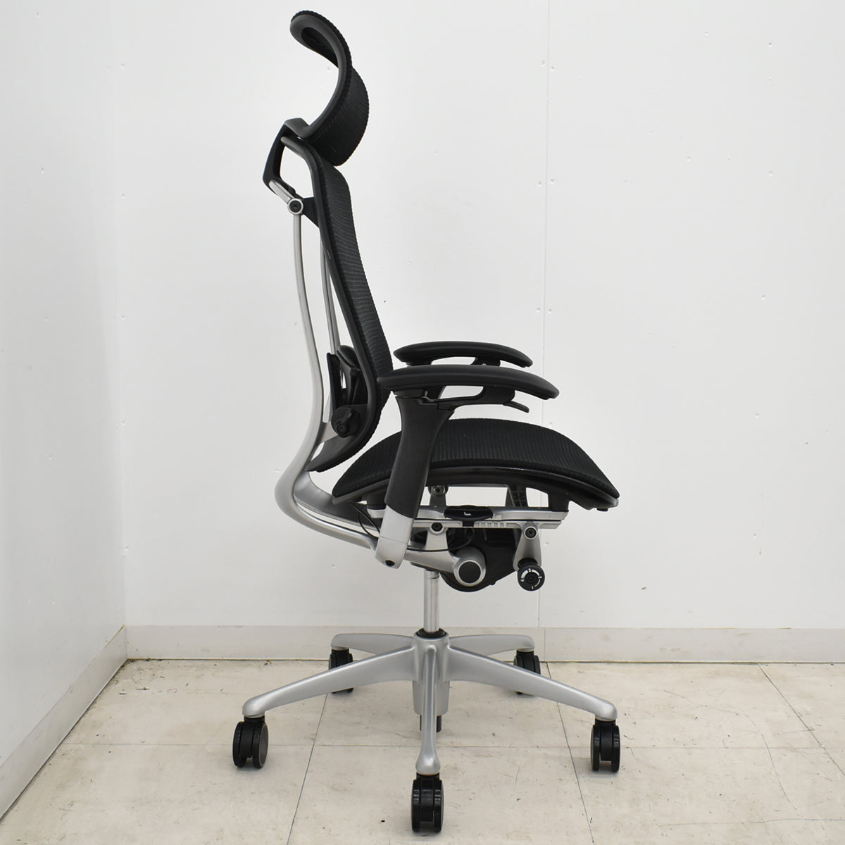 【中古】オカムラ　コンテッサ　エクストラハイバック　大型ヘッドレスト　可動肘　ランバーサポート　肘パッド新品　ブラック　2026052201【中古オフィス家具】