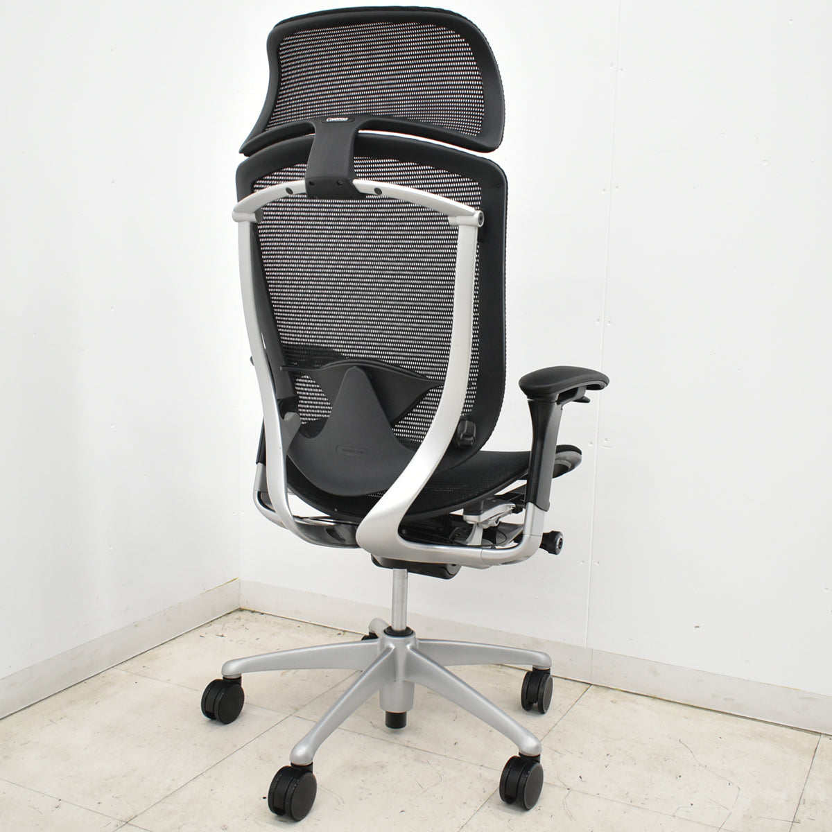 【中古】オカムラ　コンテッサ　エクストラハイバック　大型ヘッドレスト　可動肘　ランバーサポート　肘パッド新品　ブラック　2026052201【中古オフィス家具】