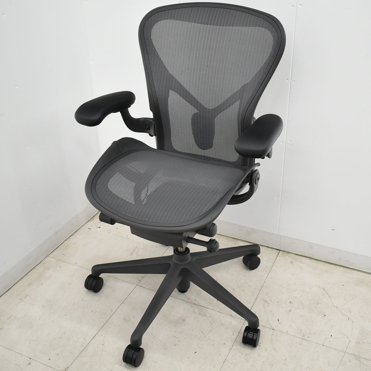 【中古】ハーマンミラー　 アーロンチェア　リマスタード　Bサイズ　可動肘　ポスチャーフィット　グレー　2026052302【中古オフィス家具】