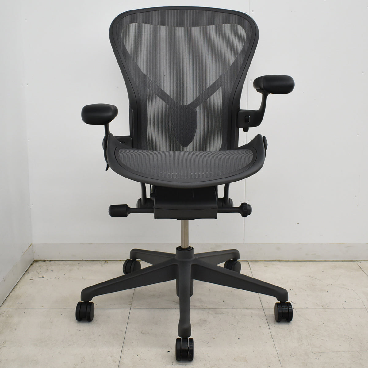 【中古】ハーマンミラー　 アーロンチェア　リマスタード　Bサイズ　可動肘　ポスチャーフィット　グレー　2026052302【中古オフィス家具】