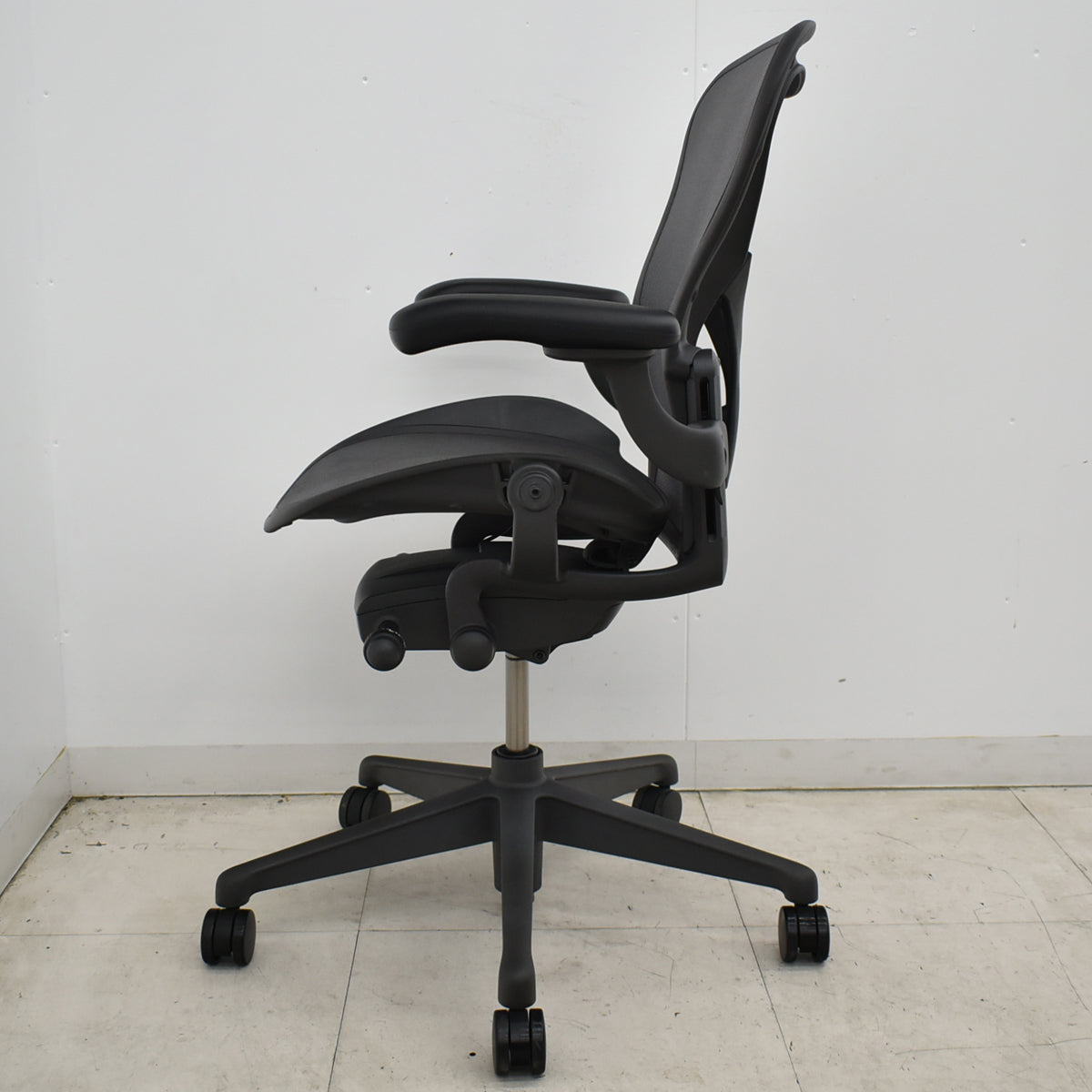 【中古】ハーマンミラー　 アーロンチェア　リマスタード　Bサイズ　可動肘　ポスチャーフィット　グレー　2026052302【中古オフィス家具】