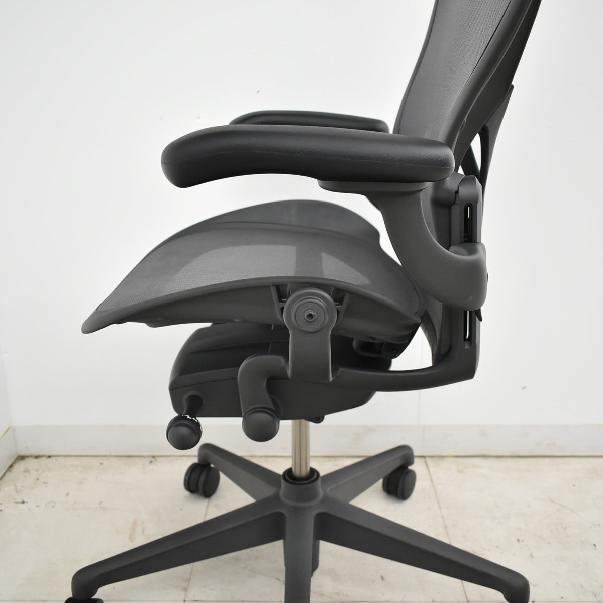 【中古】ハーマンミラー　 アーロンチェア　リマスタード　Bサイズ　可動肘　ポスチャーフィット　グレー　2026052302【中古オフィス家具】